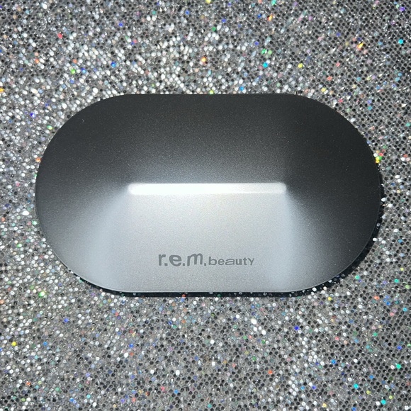 ✨🆕✨ R.E.M. BEAUTY Midnight Shadows Eyeshadow Palette in Babydoll - Picture 5 of 9